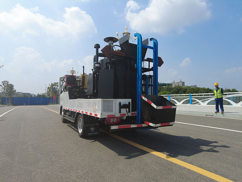 沥青路面热再生修补车